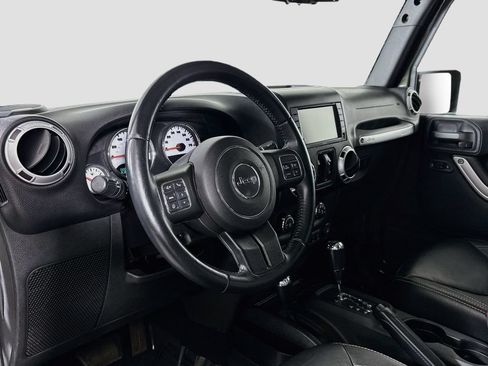 Used 2015 Jeep Wrangler Unlimited Sahara w/ Connectivity Group AWD/4WD image 9