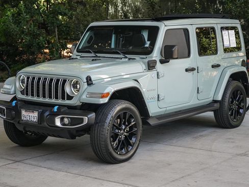 Used 2024 Jeep Wrangler Unlimited Sahara w/ Technology Group AWD/4WD image 3