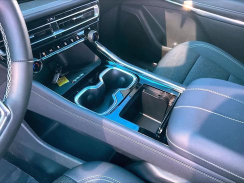 Used 2024 Chevrolet Traverse LT image 16