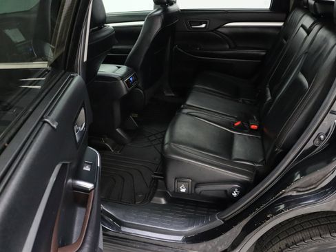 Used 2019 Toyota Highlander XLE FWD image 30