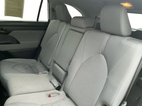 Used 2023 Toyota Highlander L image 13