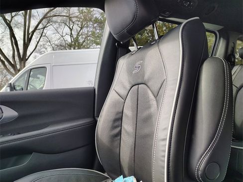 New 2026 Chrysler Pacifica Limited w/ Uconnect Theater Family Group image 25
