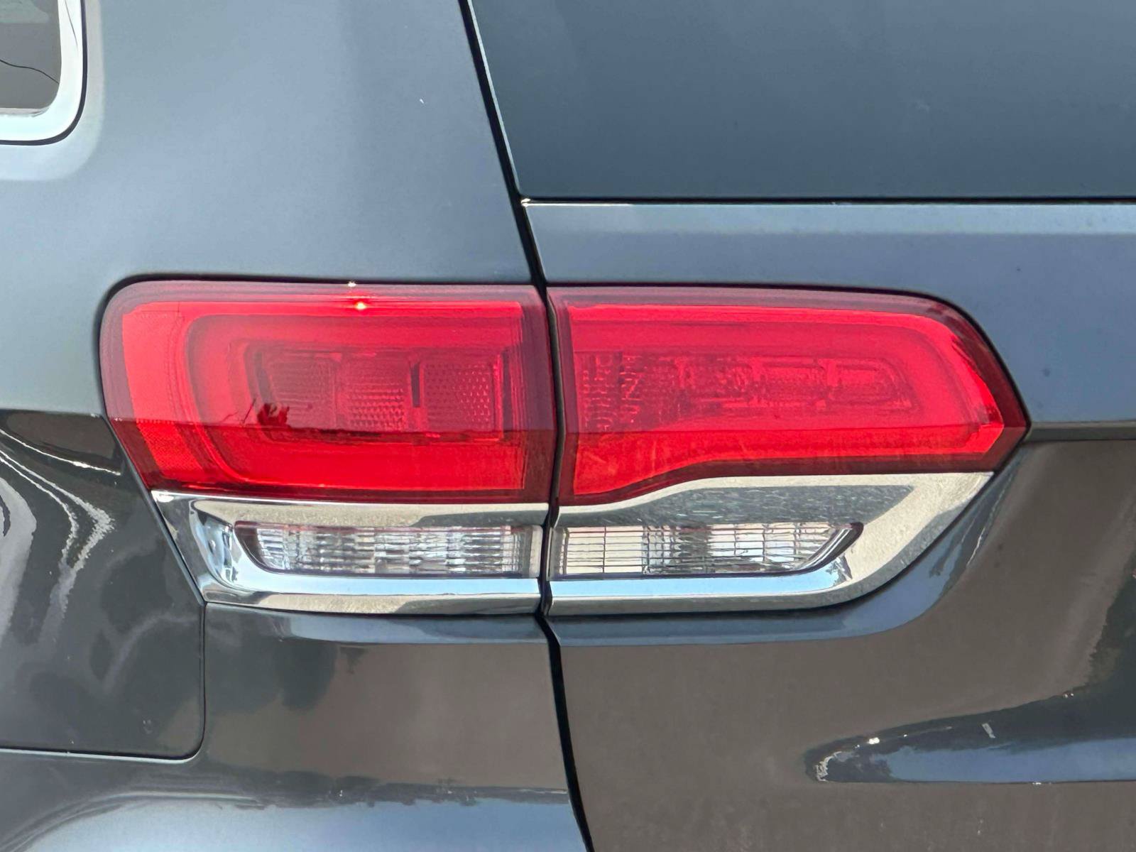 Used 2019 Jeep Grand Cherokee Overland AWD/4WD image 8