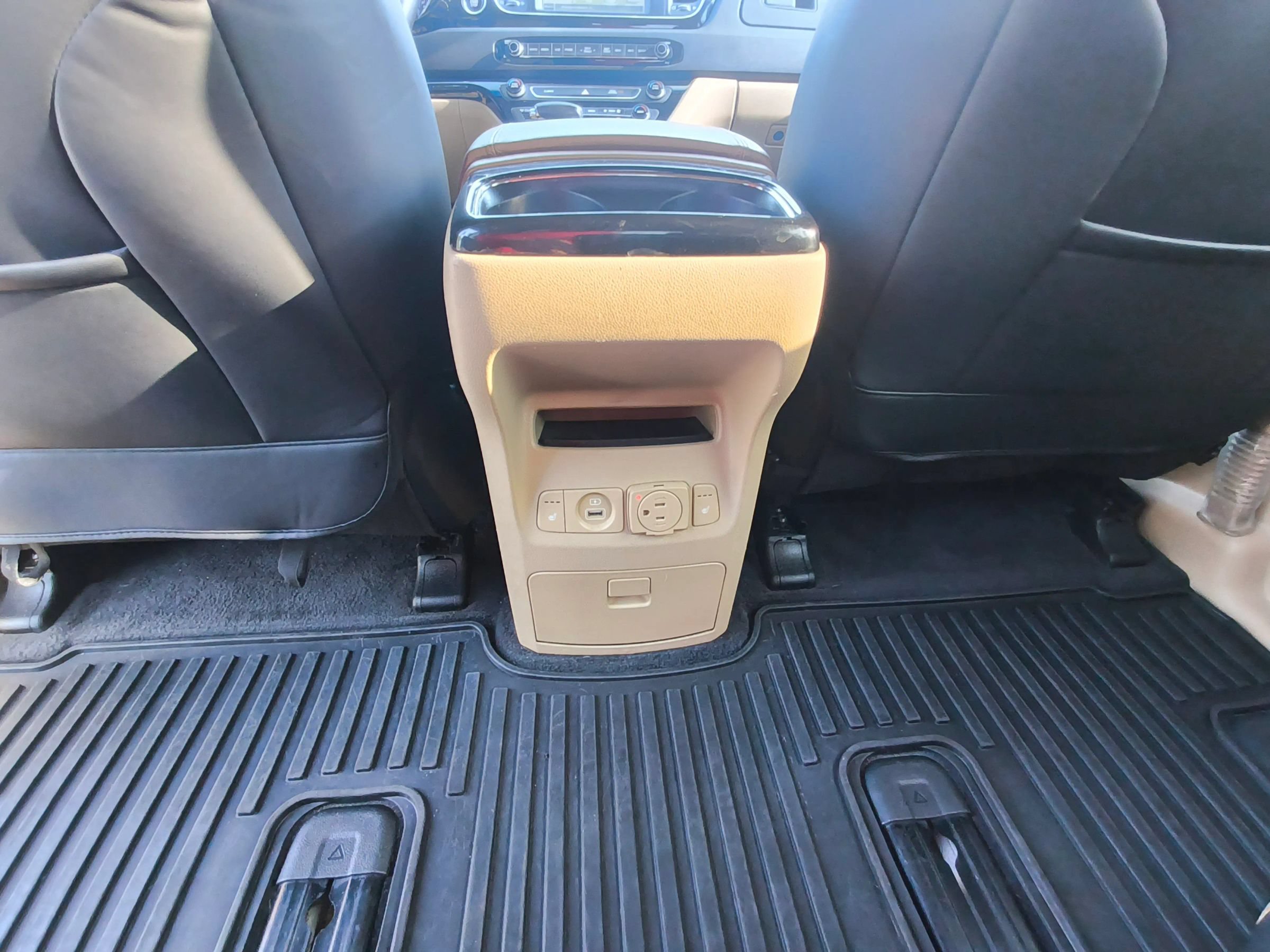 Used 2018 Kia Sedona SX FWD image 32