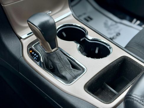 Used 2017 Jeep Grand Cherokee Laredo image 11