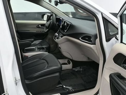 Used 2023 Chrysler Pacifica Touring-L FWD image 9