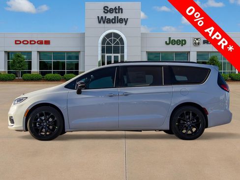 New 2026 Chrysler Pacifica Select w/ S Appearance Package image 4