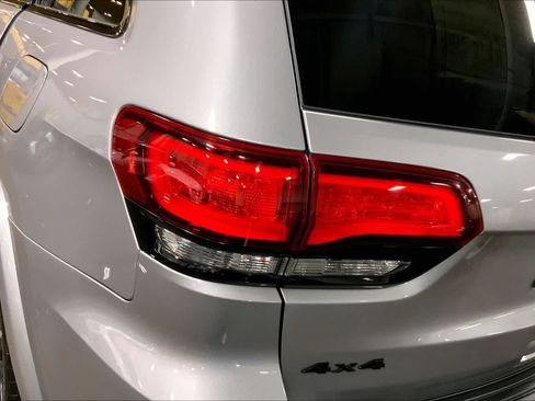 Used 2020 Jeep Grand Cherokee Altitude AWD/4WD image 29