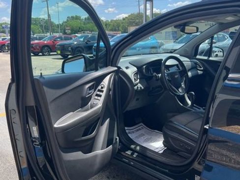 Used 2019 Chevrolet Trax LT w/ LT Convenience Package FWD image 19