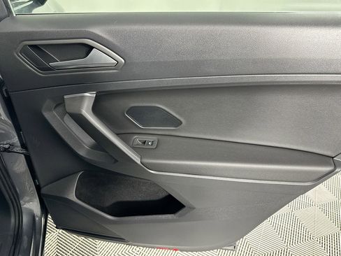 Used 2021 Volkswagen Tiguan SE w/ Panoramic Sunroof Package image 27