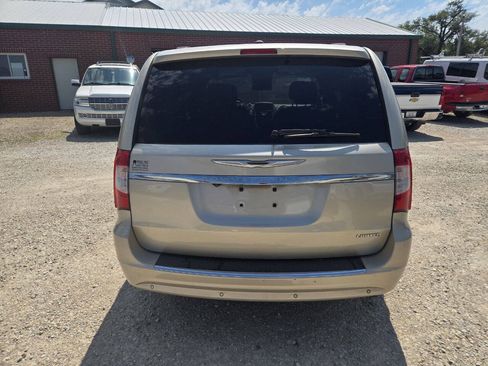 Used 2015 Chrysler Town & Country Limited Platinum FWD image 14