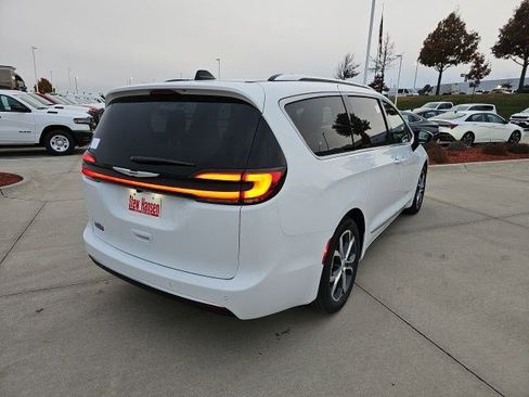 New 2026 Chrysler Pacifica Pinnacle image 6