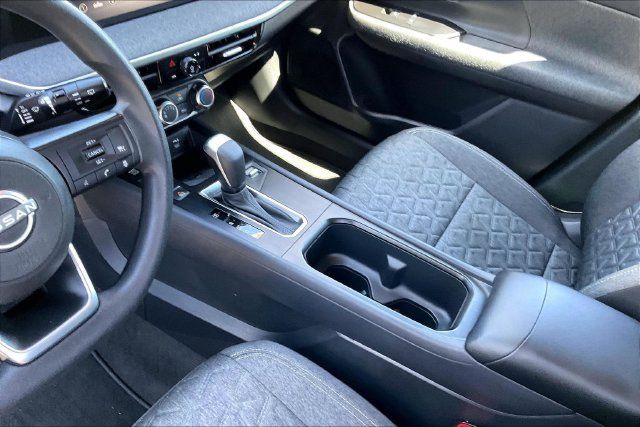 Certified 2025 Nissan Kicks SV FWD image 17