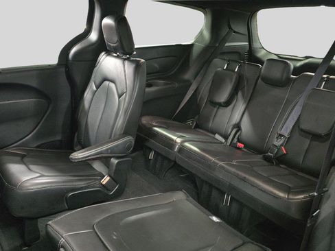 Used 2025 Chrysler Pacifica Select FWD image 19