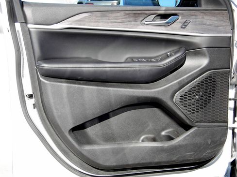 Used 2024 Jeep Grand Cherokee L Limited w/ Luxury Tech Group II image 19