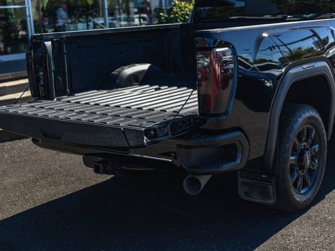 Used 2025 GMC Sierra 3500 AT4 w/ Technology Package AWD/4WD image 8