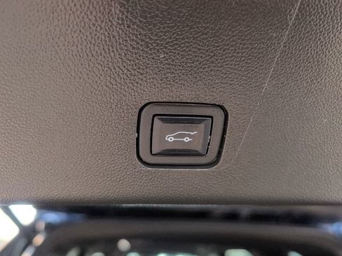 Used 2022 Chevrolet Traverse LT FWD image 42