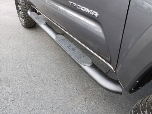 Used 2019 Toyota Tacoma TRD Sport AWD/4WD image 12