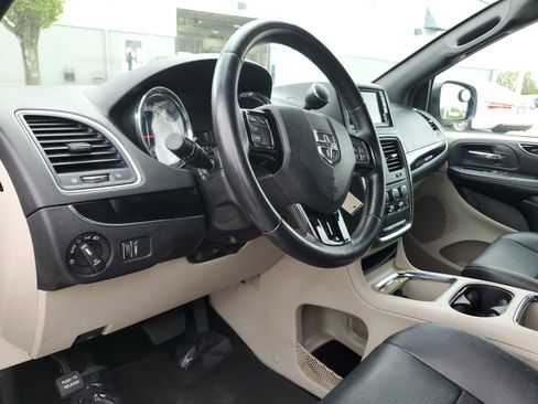 Used 2019 Dodge Grand Caravan SXT image 18