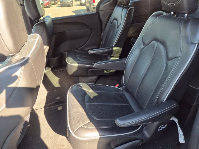 Used 2025 Chrysler Pacifica Limited FWD image 18