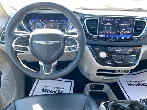 Used 2024 Chrysler Pacifica Touring-L image 8