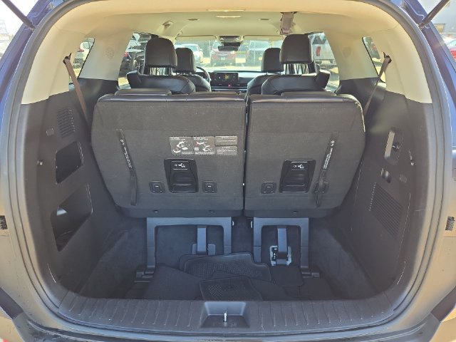 Used 2025 Kia Carnival FWD image 28