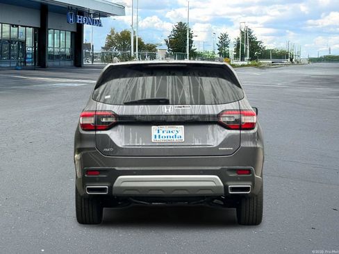 New 2025 Honda Pilot Touring image 5