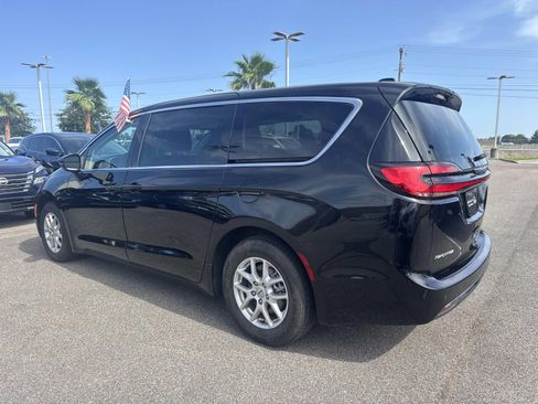 Used 2024 Chrysler Pacifica Touring-L FWD image 7