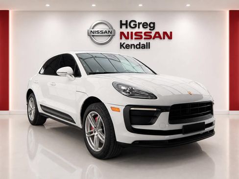 Used 2022 Porsche Macan AWD/4WD image 3