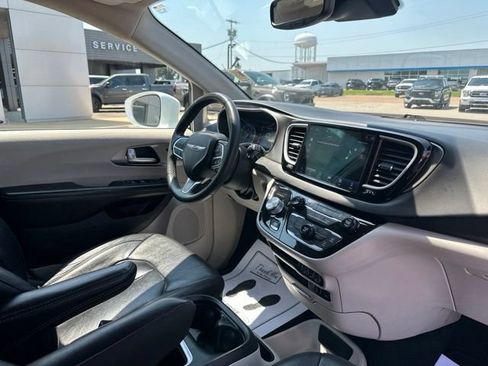 Used 2022 Chrysler Pacifica Touring-L FWD image 10