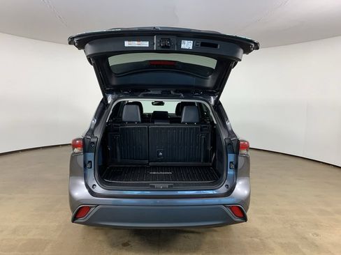 Used 2024 Toyota Highlander XLE AWD/4WD image 12