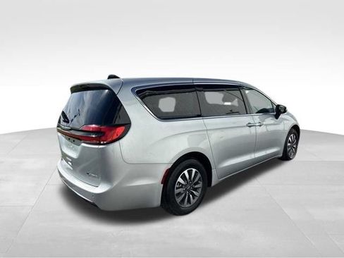 Used 2023 Chrysler Pacifica Touring-L FWD image 7