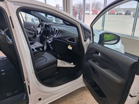 New 2026 Chrysler Pacifica Select image 15