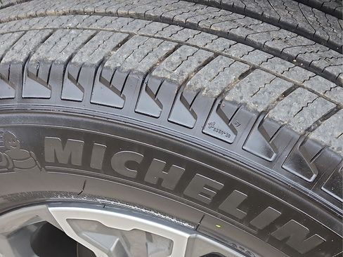 Used 2025 GMC Sierra 1500 SLT AWD/4WD image 9