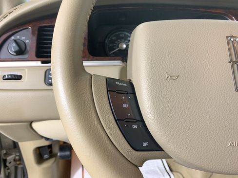 Used 2009 Lincoln Town Car Signature L image 19