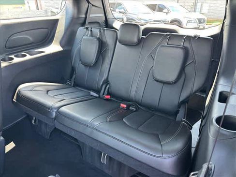 Used 2026 Chrysler Pacifica Select FWD image 16
