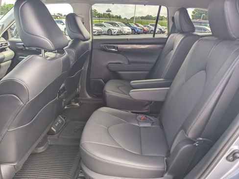 Used 2022 Toyota Highlander Limited FWD image 8