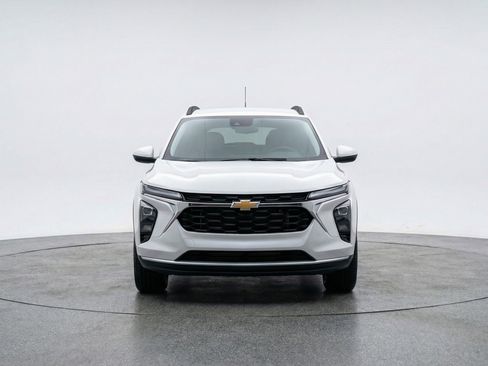 Used 2025 Chevrolet Trax LT w/ LT Convenience Package image 2
