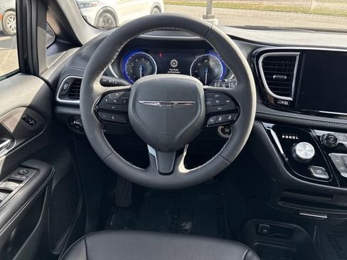 New 2026 Chrysler Pacifica Select w/ S Appearance Package image 17