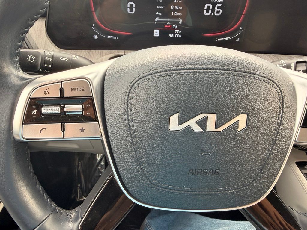 Used 2024 Kia Telluride EX w/ EX Captain's Chair Package FWD image 19