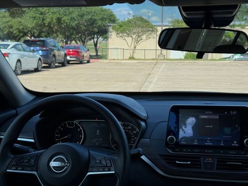 Used 2025 Nissan Altima 2.5 SV FWD image 34