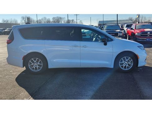 Used 2025 Chrysler Pacifica Select FWD image 5