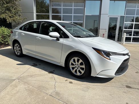 Used 2025 Toyota Corolla LE FWD image 2