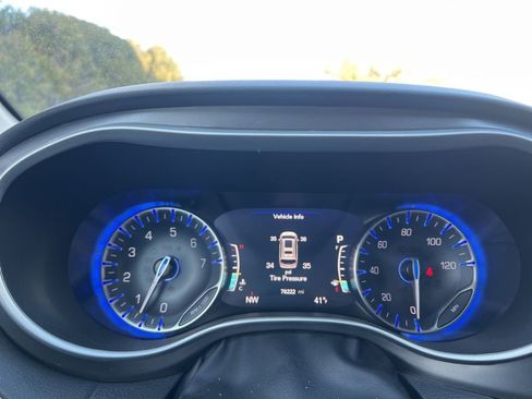 Used 2024 Chrysler Pacifica Touring-L image 11