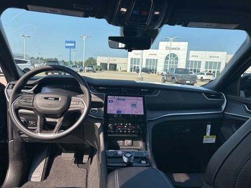 New 2025 Jeep Grand Cherokee L Limited w/ Luxury Tech Group II image 39