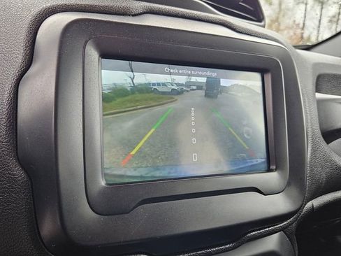 Used 2019 Jeep Renegade Latitude w/ Cold Weather Group image 17