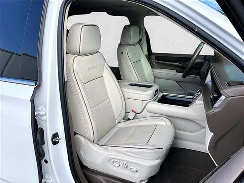 Used 2023 GMC Yukon Denali w/ Advanced Technology Package image 9