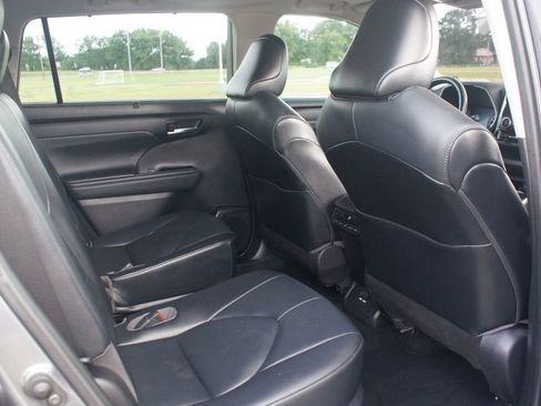 Used 2021 Toyota Highlander XLE FWD image 23
