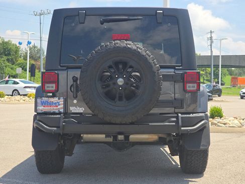 Used 2017 Jeep Wrangler Unlimited Sahara AWD/4WD image 9