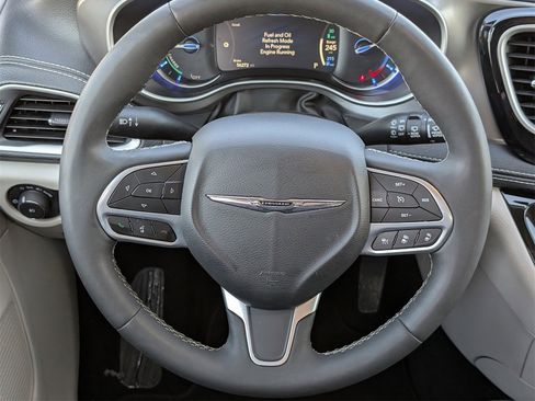 Used 2024 Chrysler Pacifica Limited image 11